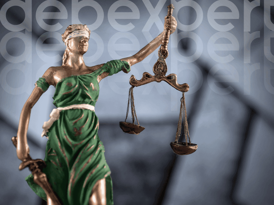 6527867a00216656b1829008_Sculpture-of-a-judge.png
